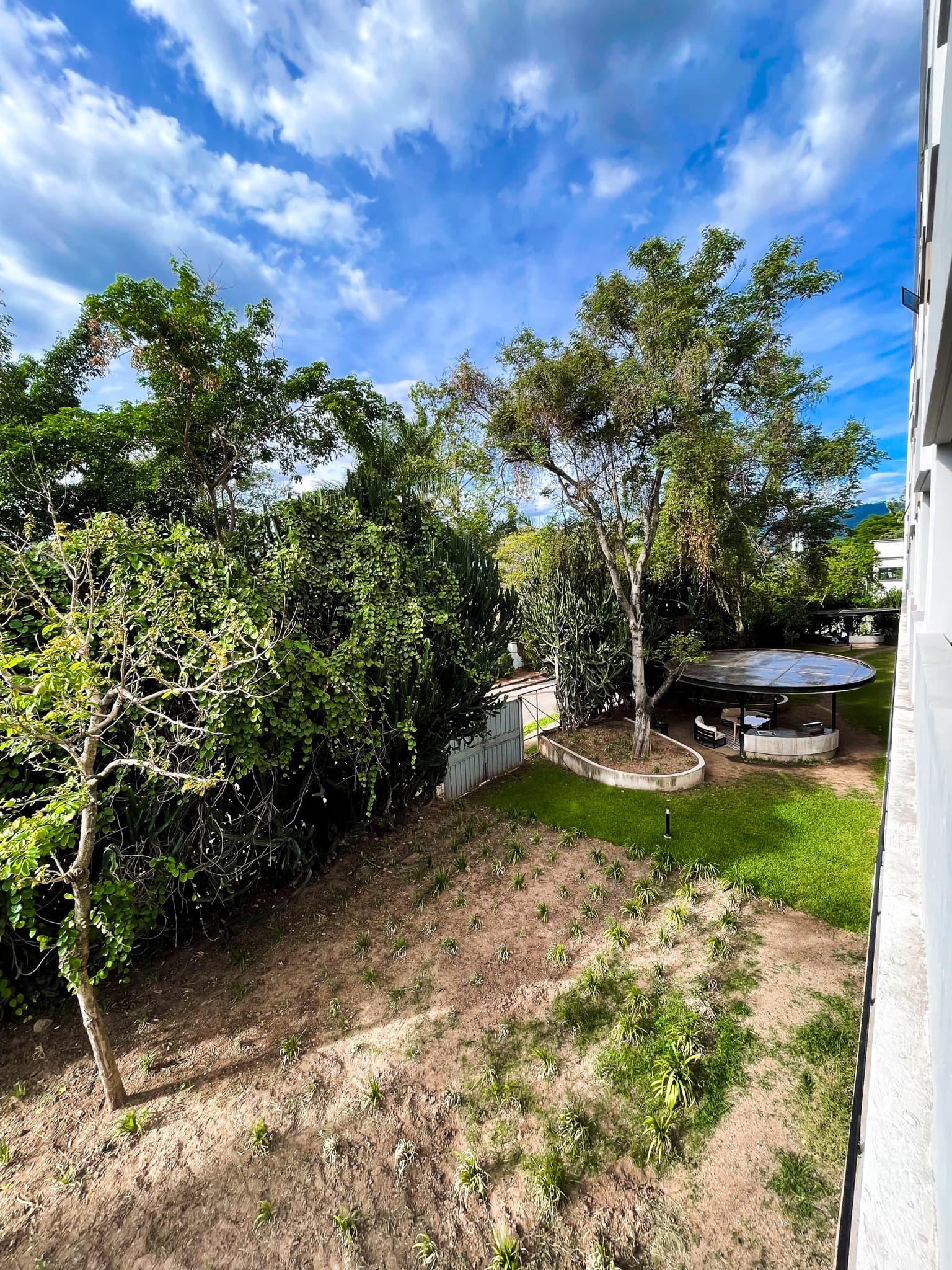 Balcón con vista al área verde del conjunto