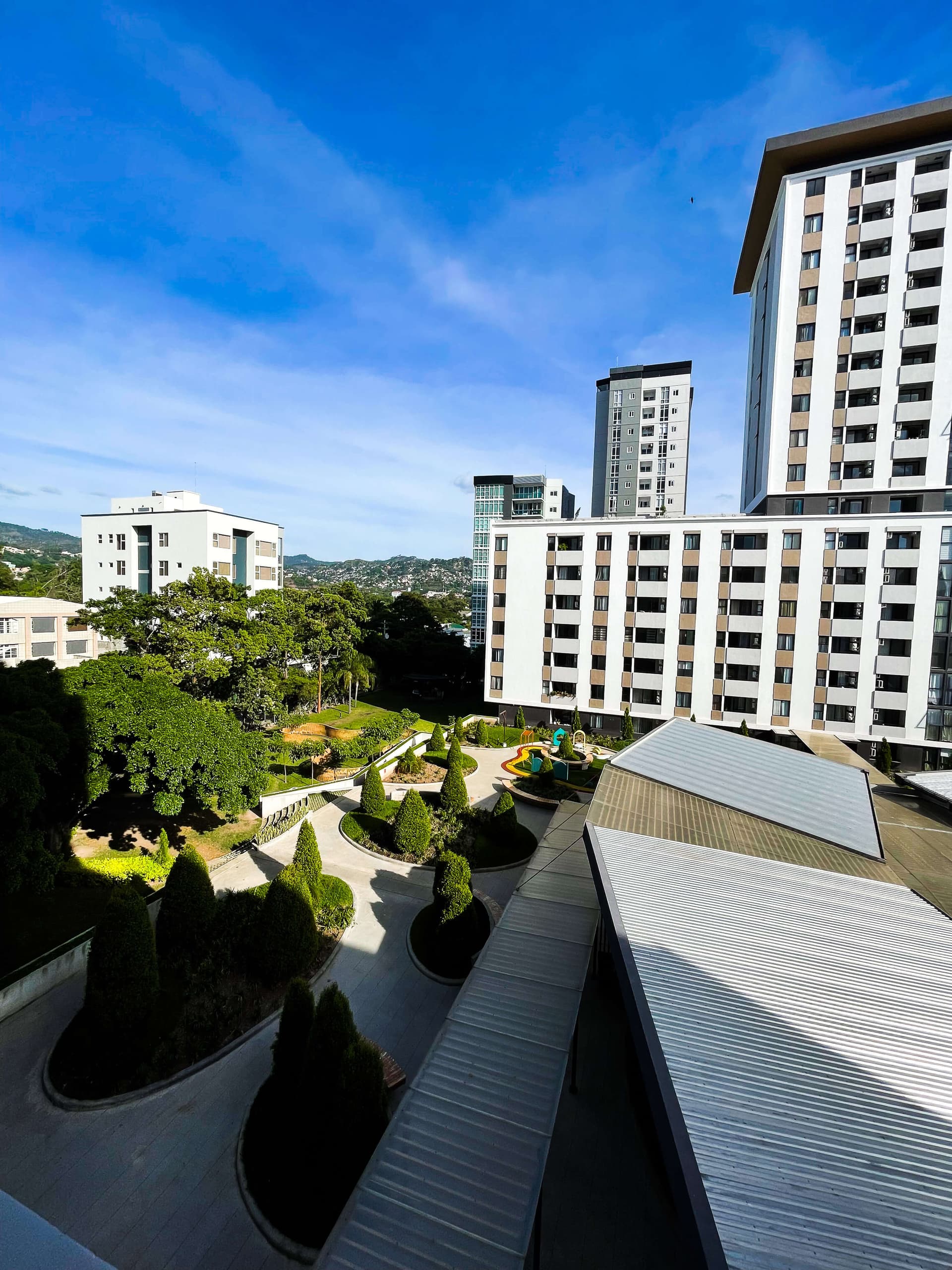 Vista panorámica a las áreas verdes y la ciudad desde el conjunto