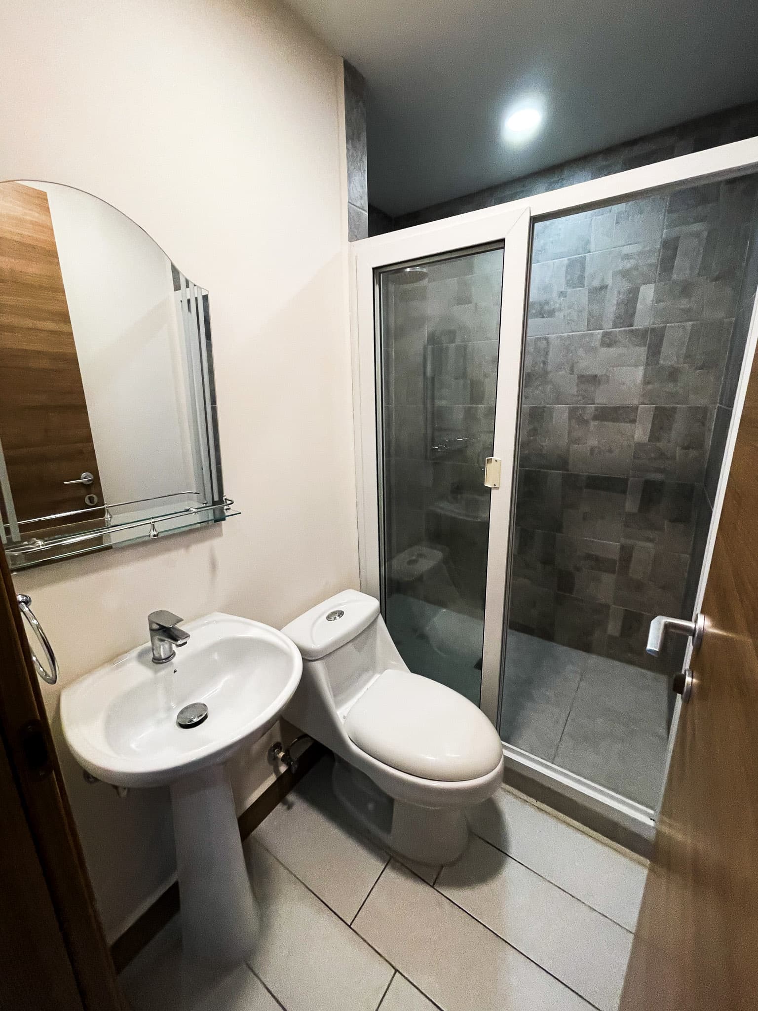 Segundo baño completo con ducha
