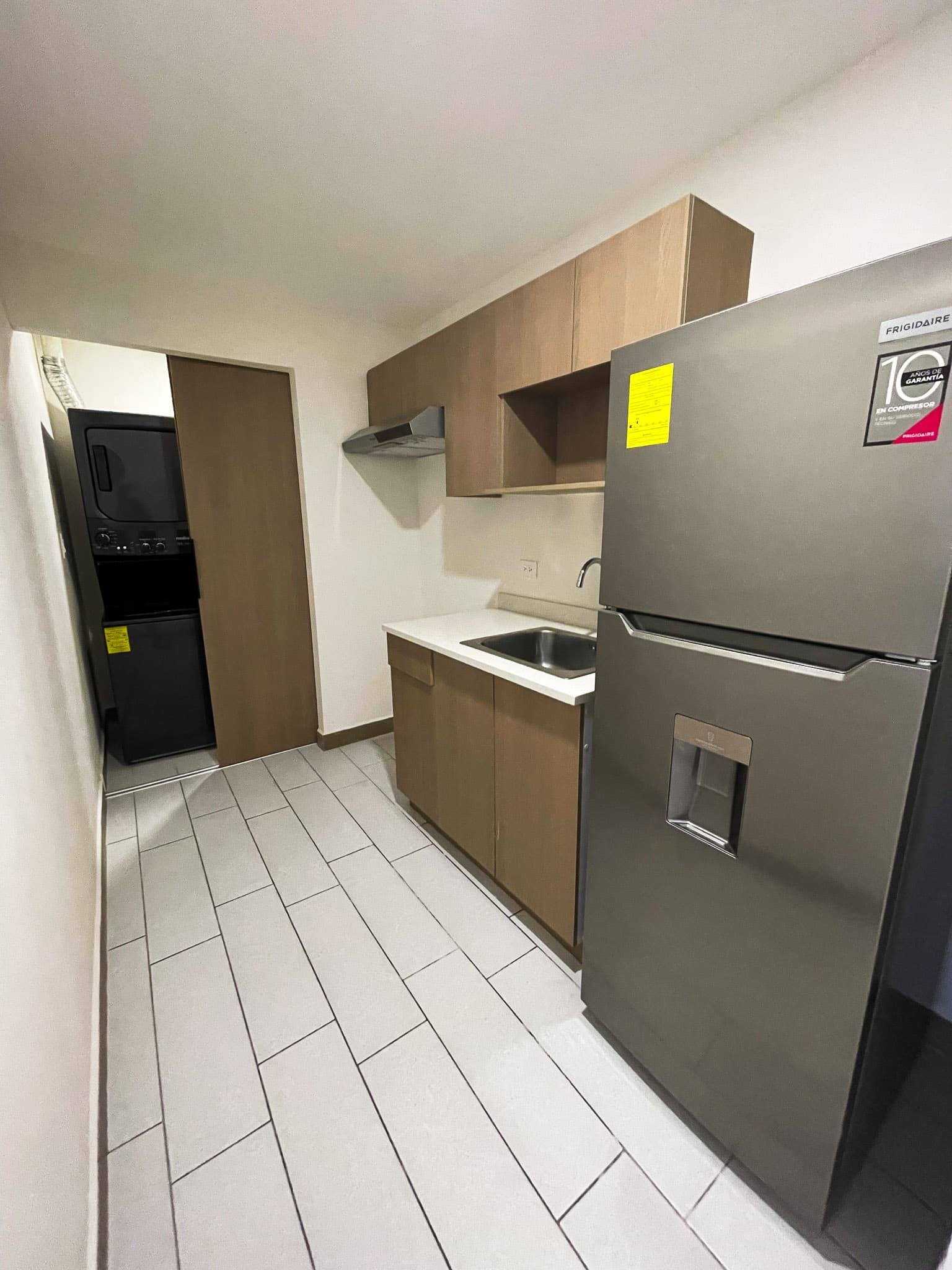 Cocina con refrigeradora y centro de lavado incluidos