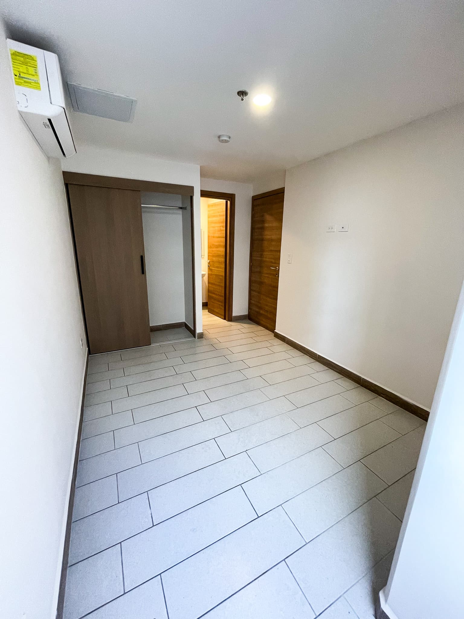 Habitación principal con clóset, aire acondicionado y baño en suite
