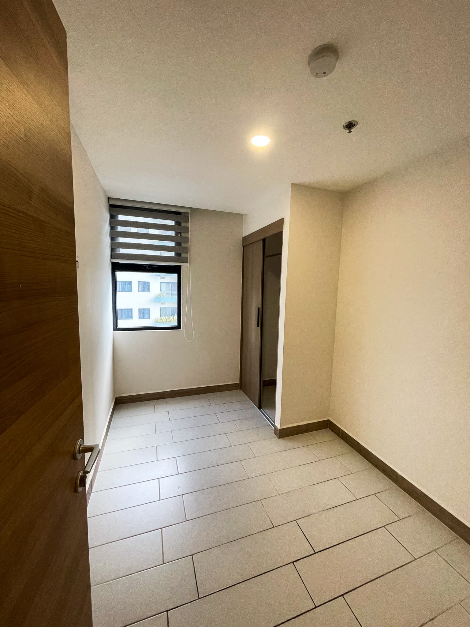Habitación secundaria con clóset y ventana