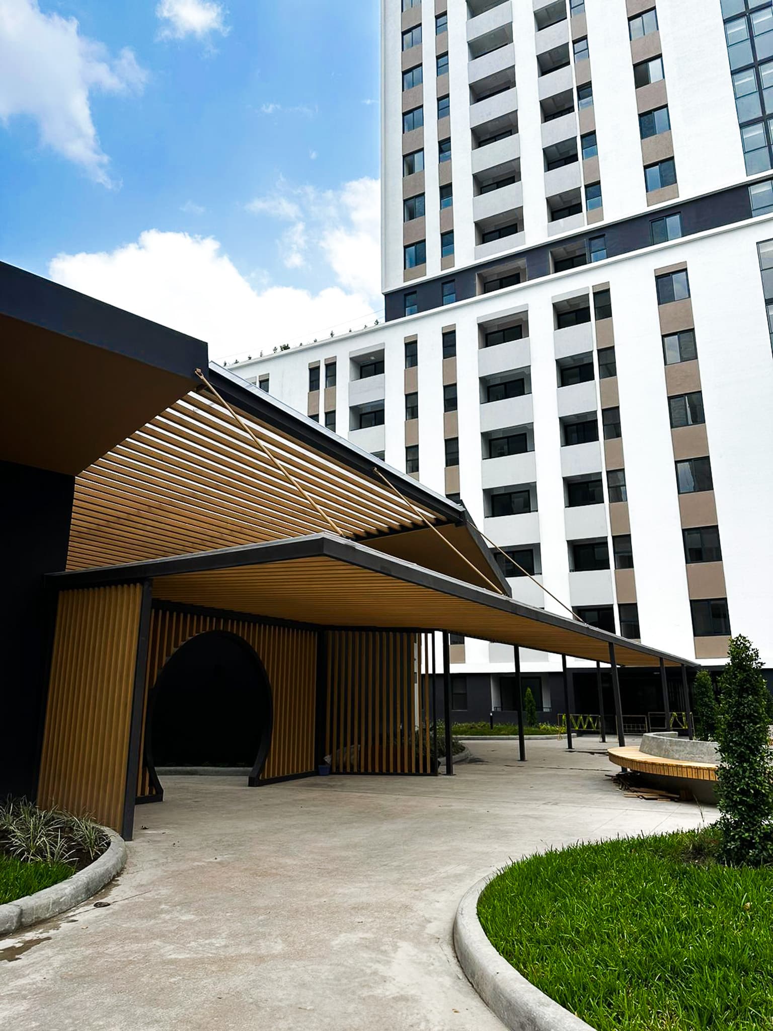 Acceso con pérgola de madera