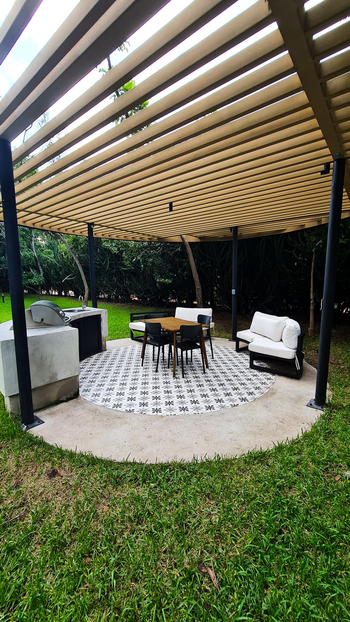 Pérgola y área de barbacoa