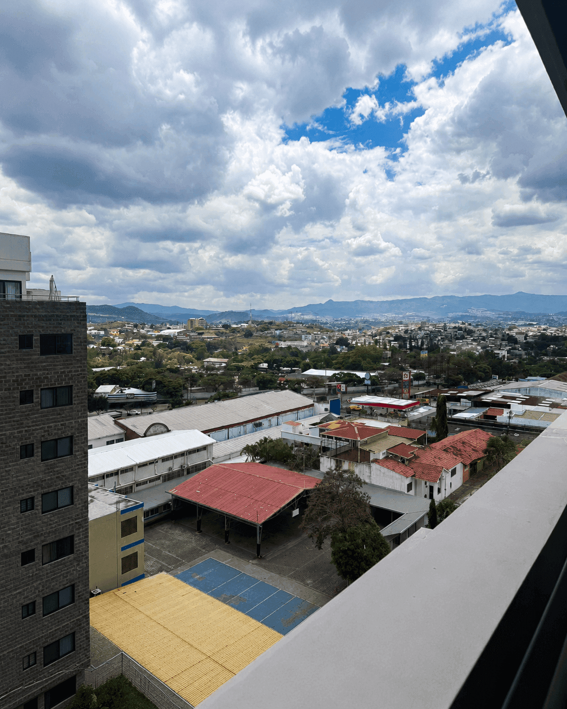 Balcón panorámico con vista a la ciudad