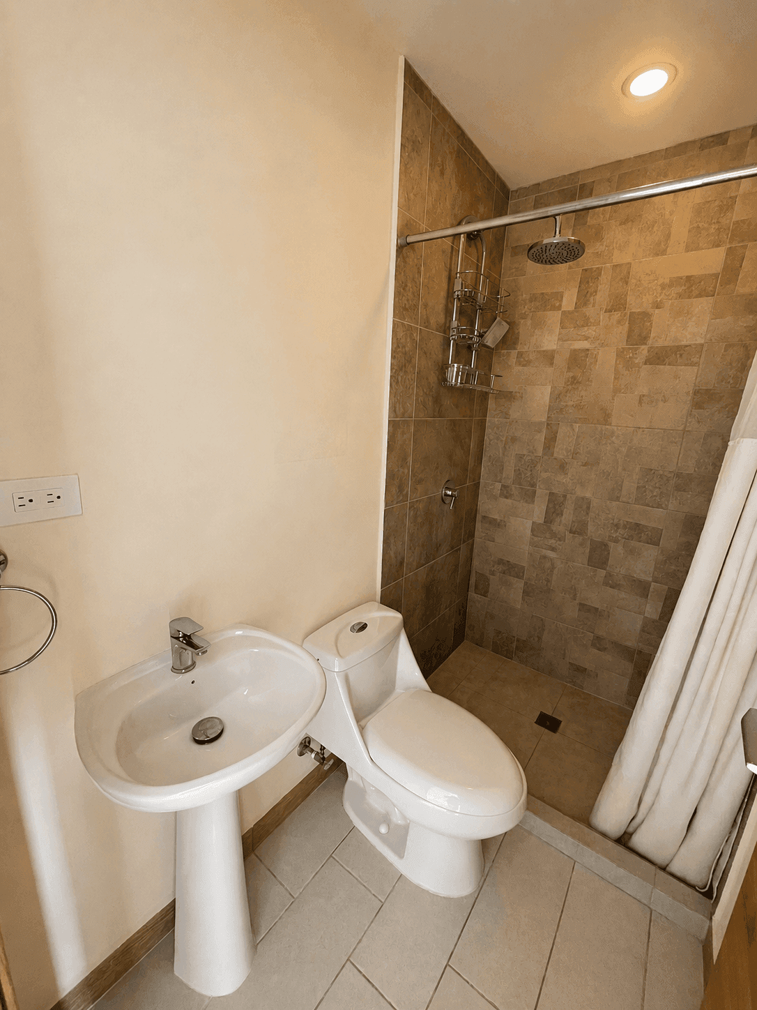 Baño completo con ducha y lavamanos de pedestal