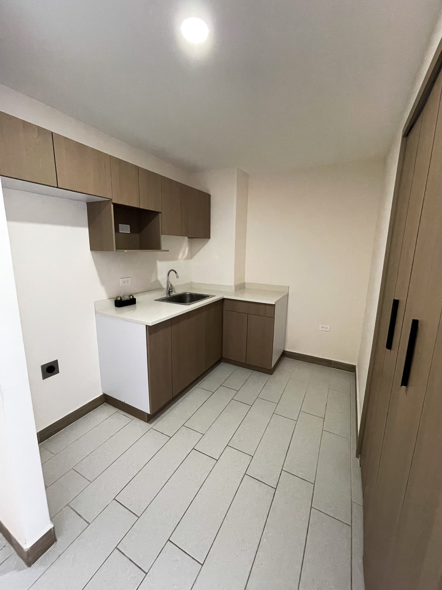 Cocina con muebles y espacio de lavandería