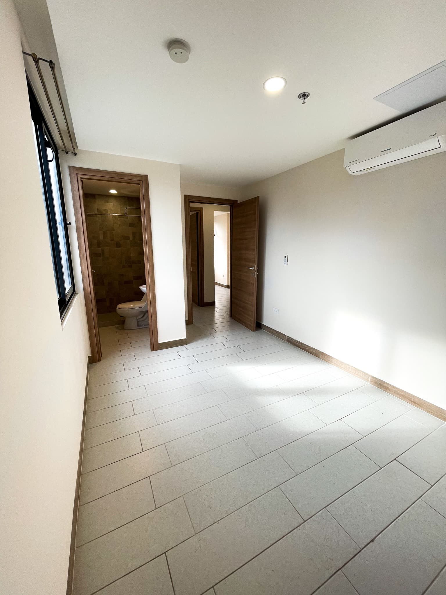 Habitación principal con baño en suite y aire acondicionado