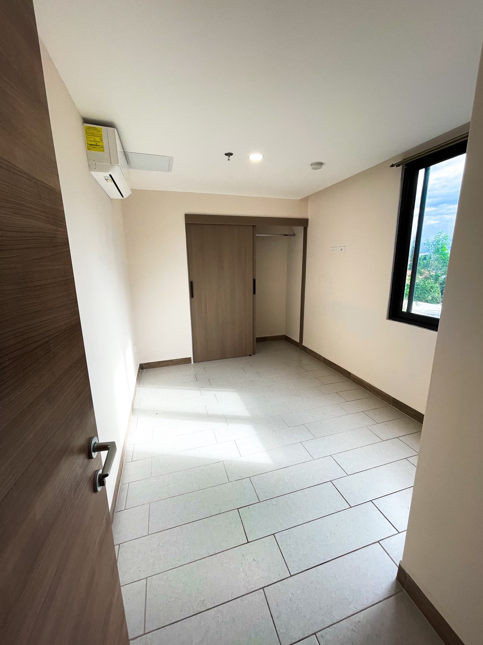 Habitación secundaria con clóset y aire acondicionado