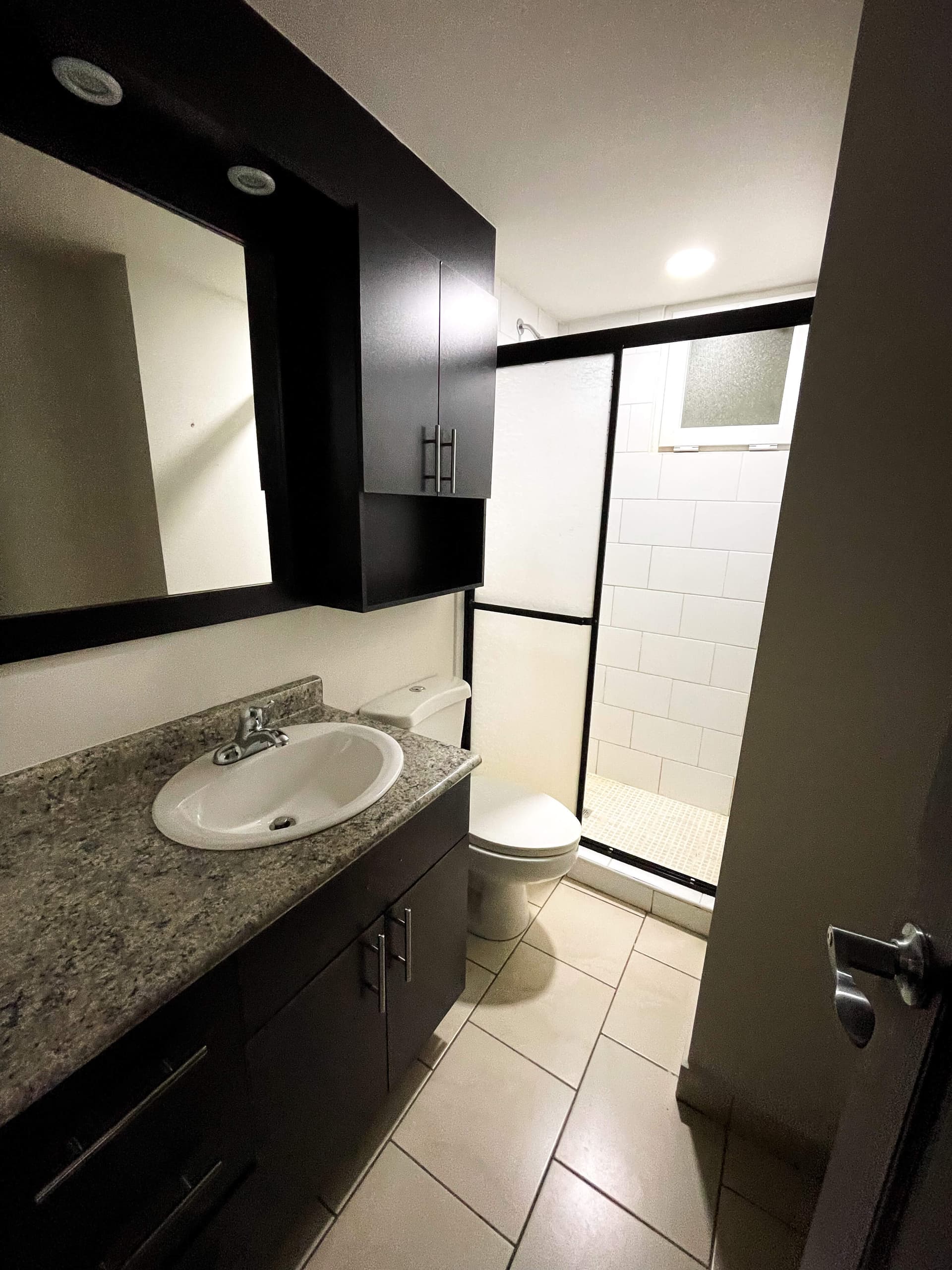 Baño principal con ducha y vanity
