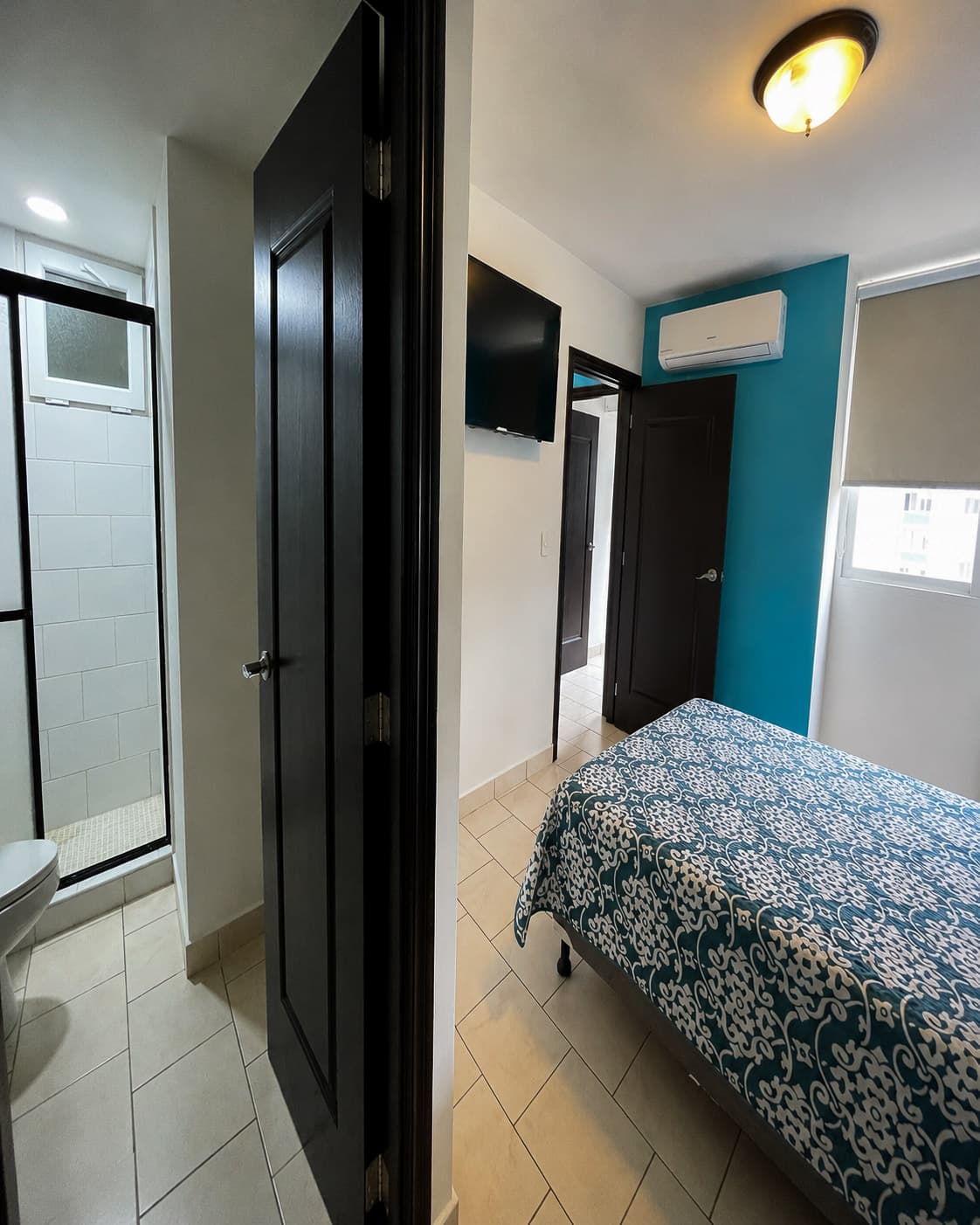 Habitación principal con baño en suite y aire acondicionado