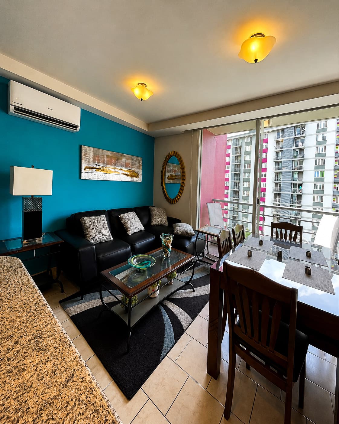 Sala con sofá y comedor, con aire acondicionado y salida al balcón