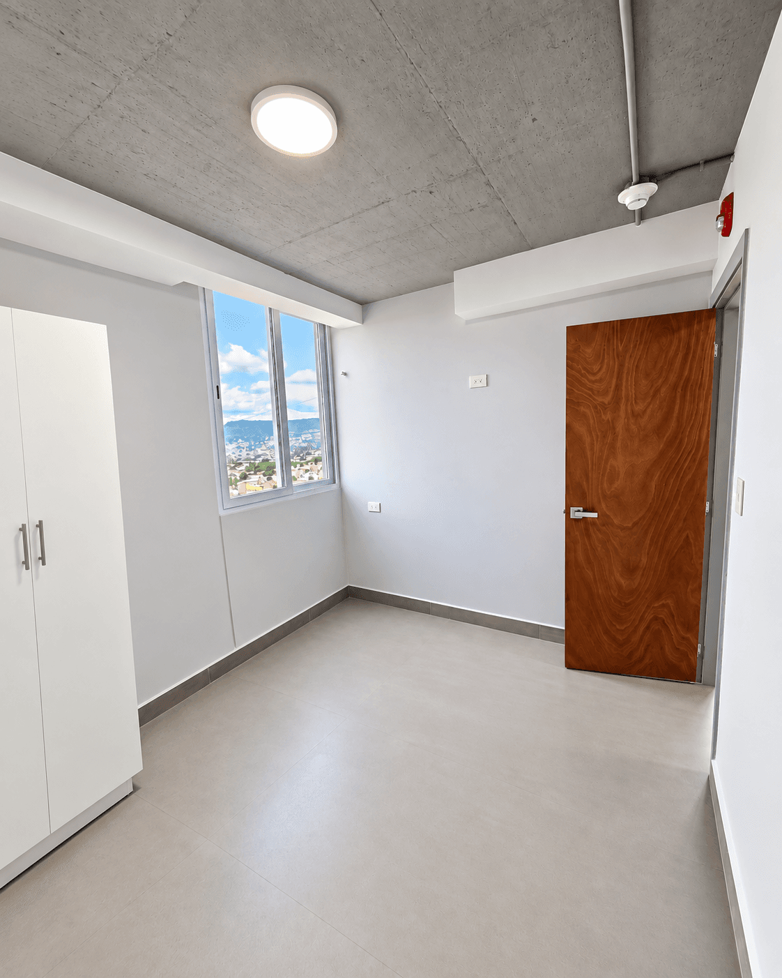 Habitación con clóset y ventana