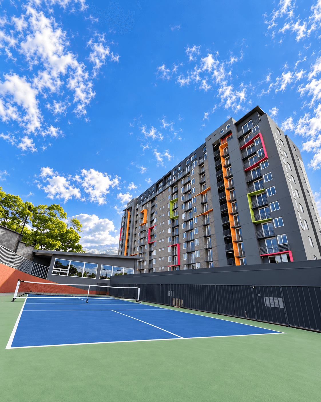 Fachada de Ecodistrito con cancha de pickleball