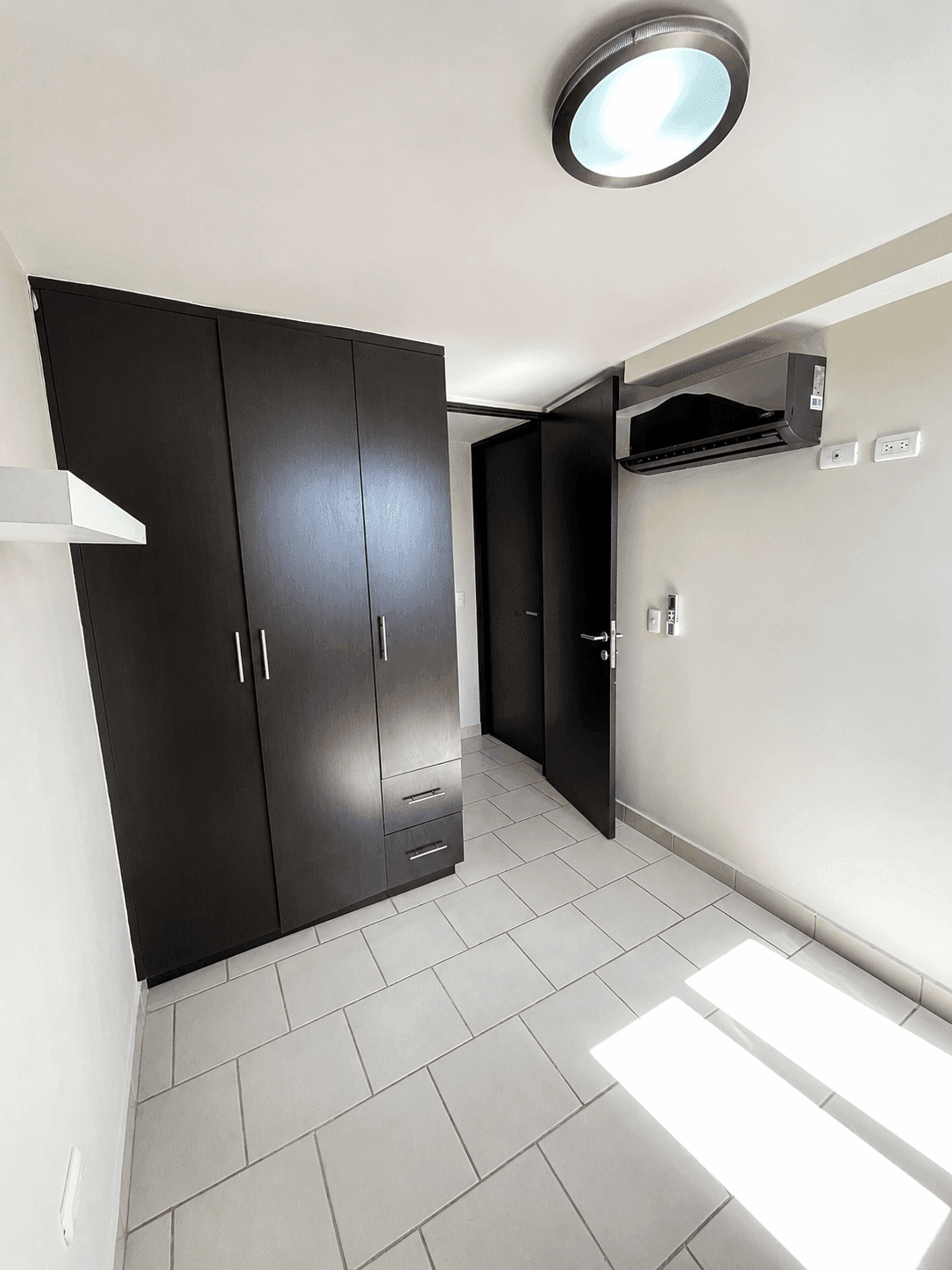 Habitación secundaria con clóset