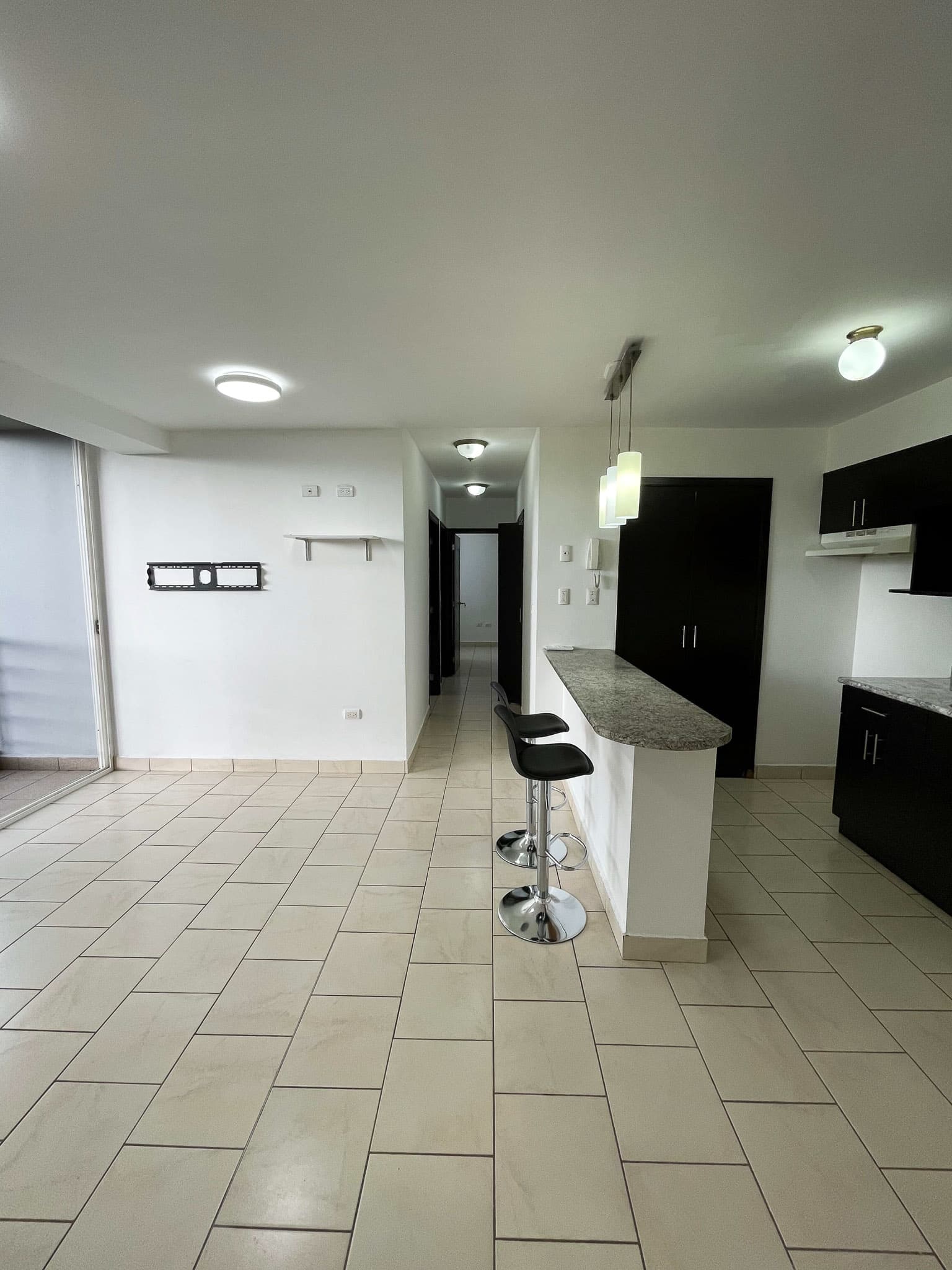 Comedor y barra con acceso al pasillo de habitaciones