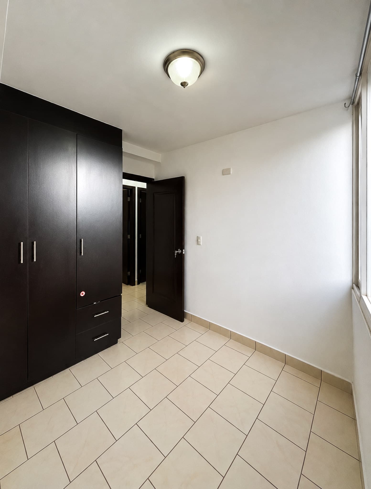 Habitación secundaria con clóset y ventana