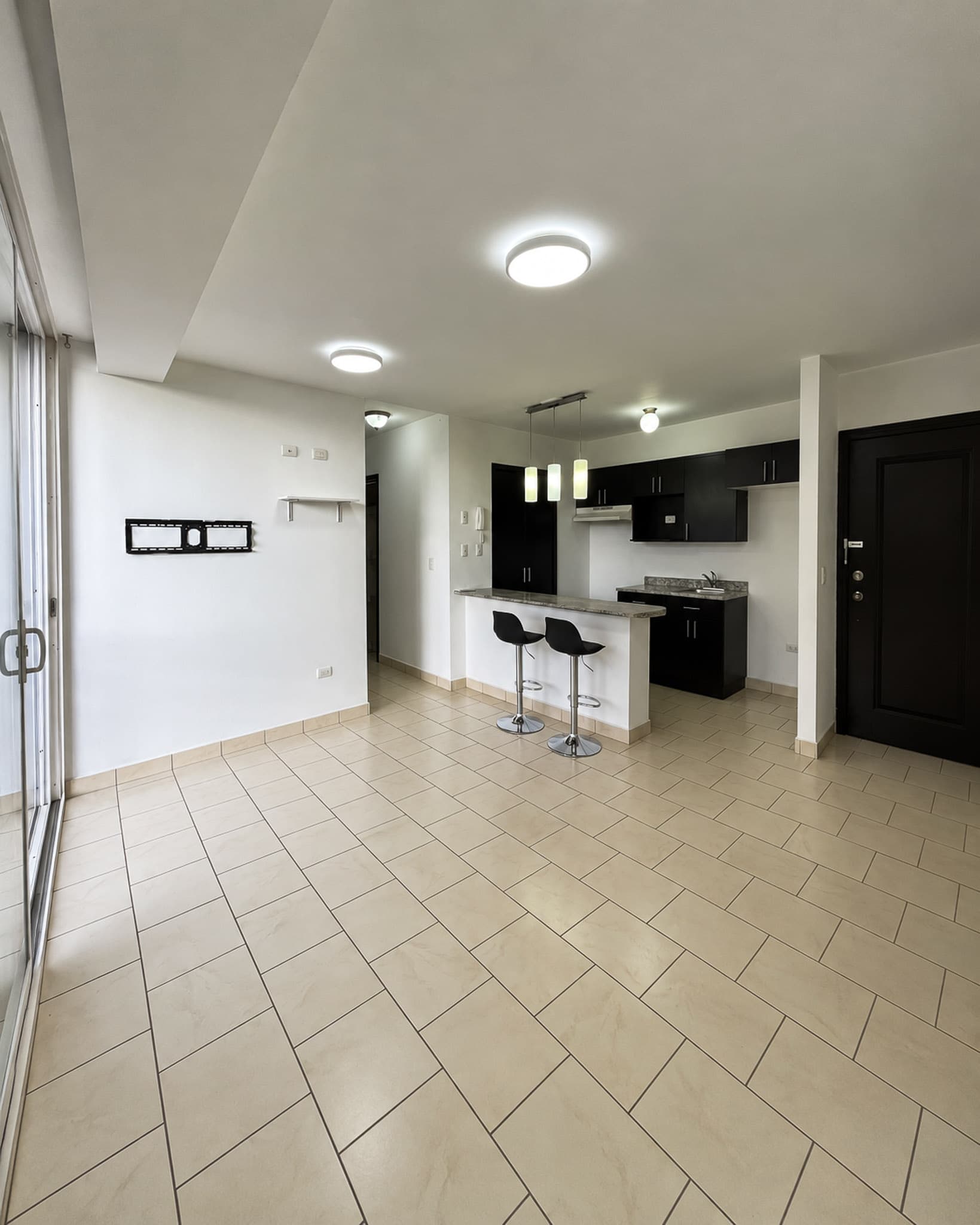 Sala-comedor amplia con vista hacia la cocina