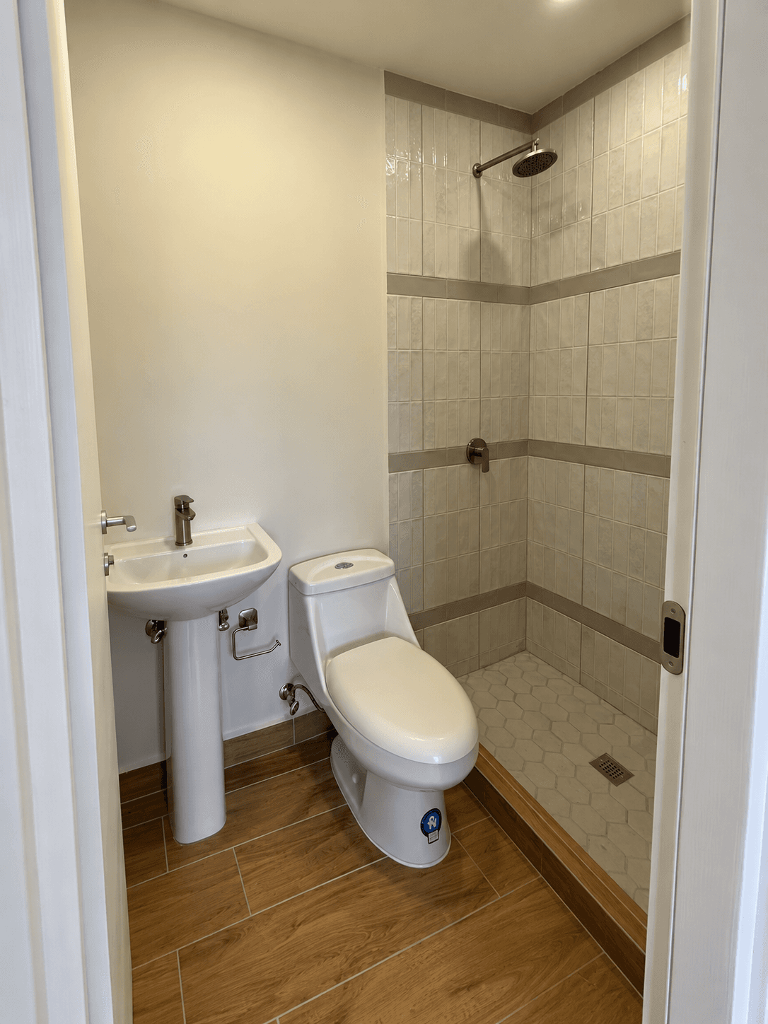 Baño completo con ducha, inodoro y lavamanos