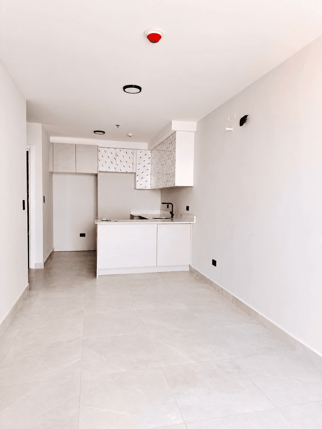 Cocina tipo isla y sala en planta abierta