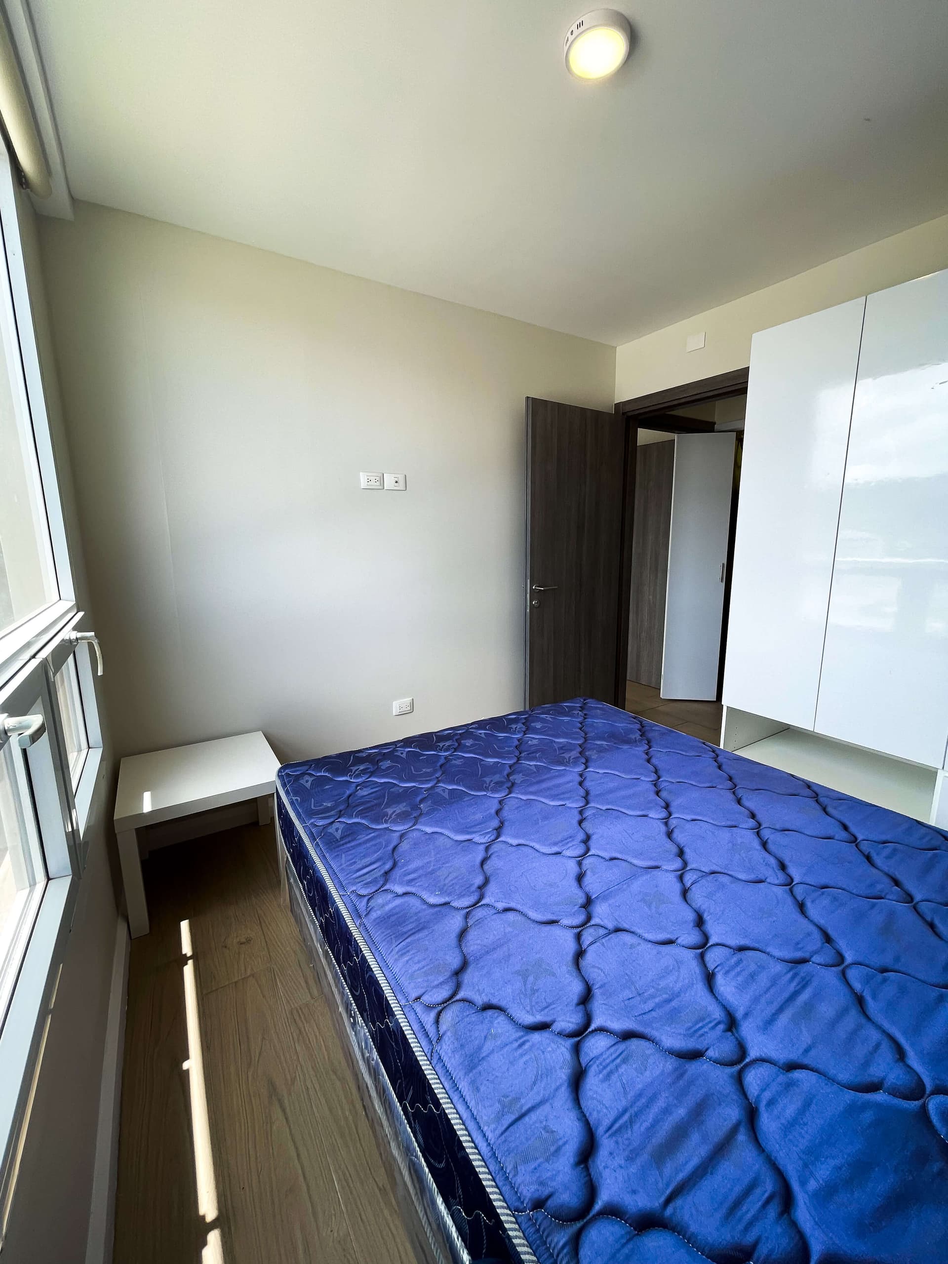 Habitación secundaria con cama matrimonial y clóset