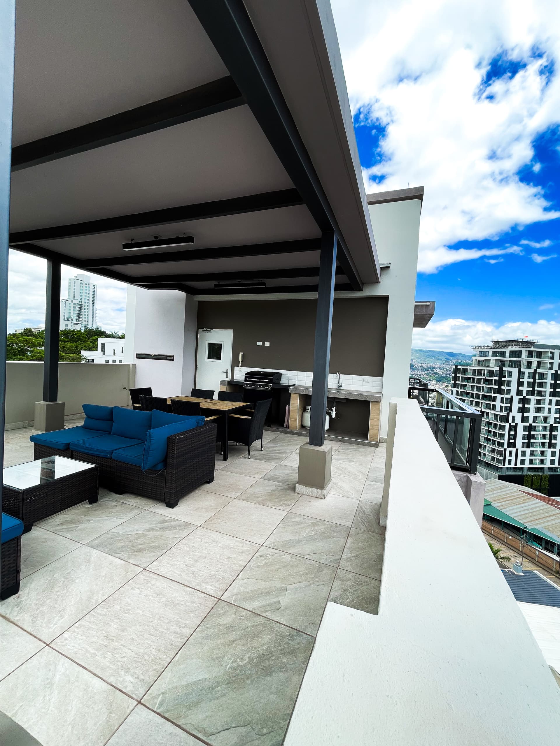 Área social en el último nivel con grill y vista panorámica