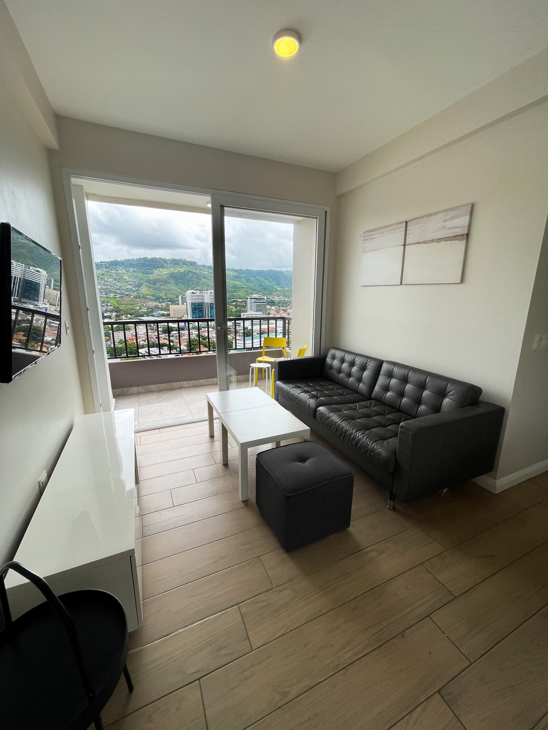 Sala con balcón panorámico y vista a la ciudad
